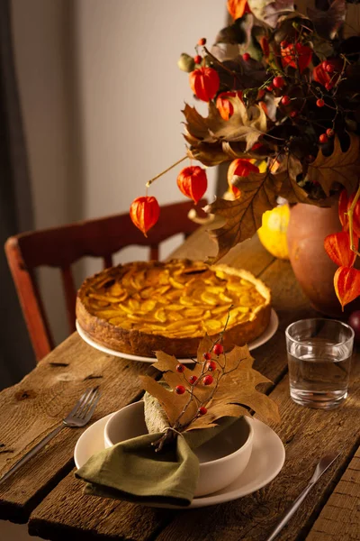 Torta de maçã e prato bem servido — Fotografia de Stock