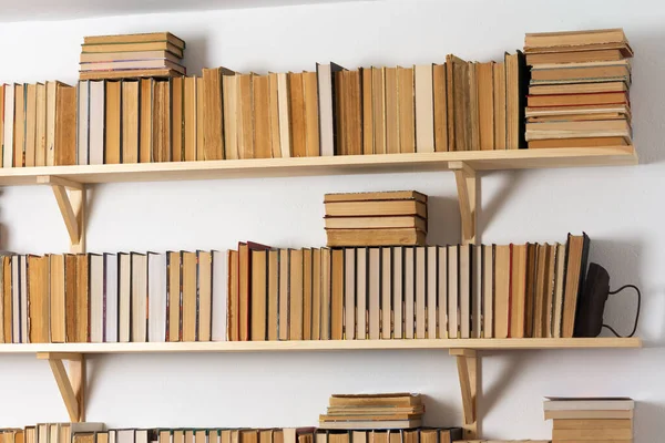 Estantes Madeira Clara Com Livros Invertidos Hardback Interior Branco Biblioteca — Fotografia de Stock