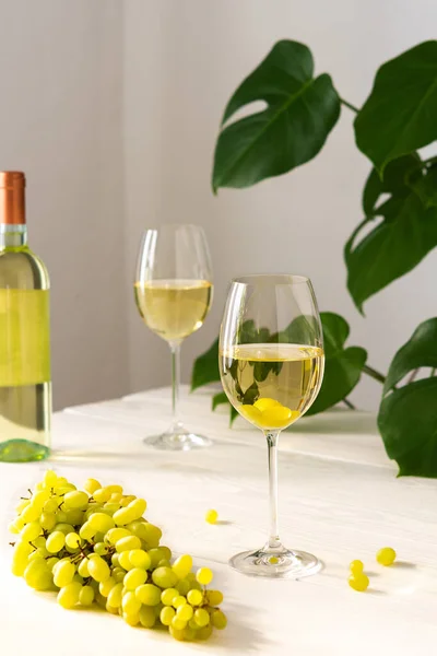 Due Bicchieri Con Vino Bianco Una Bottiglia Sfondo Bianco Legno — Foto Stock