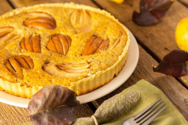 Ahşap arka planda sarı armutlardan armutlu turtalar yakın planda, kırsal tarzda.