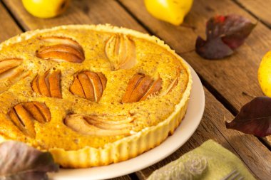 Ahşap arka planda sarı armutlardan armutlu turtalar yakın planda, kırsal tarzda.