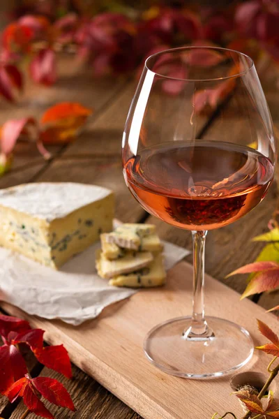 Bicchiere Vino Rosato Fondo Ligneo Fondo Foglie Uva Rossa Formaggio — Foto Stock