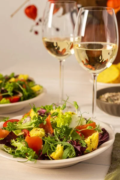 Café Manhã Leve Jantar Misturar Salada Com Salmão Sementes Diferentes — Fotografia de Stock
