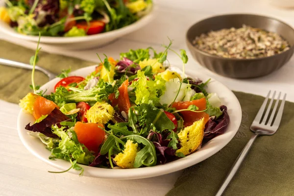 Café Manhã Leve Jantar Salada Mistura Com Salmão Sementes Diferentes — Fotografia de Stock