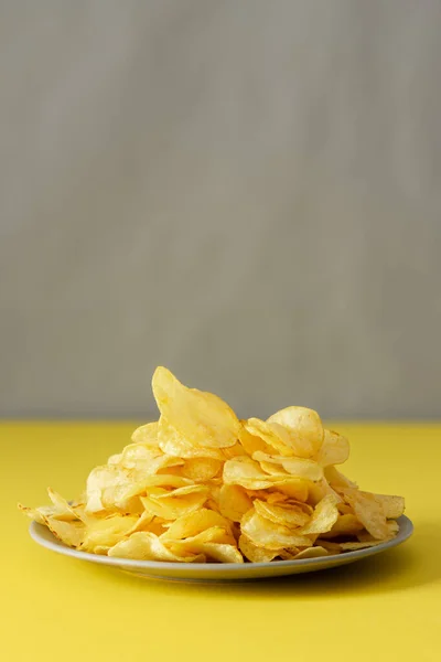 Fritas Crocantes Uma Placa Cinza Uma Mesa Amarela Contra Fundo — Fotografia de Stock