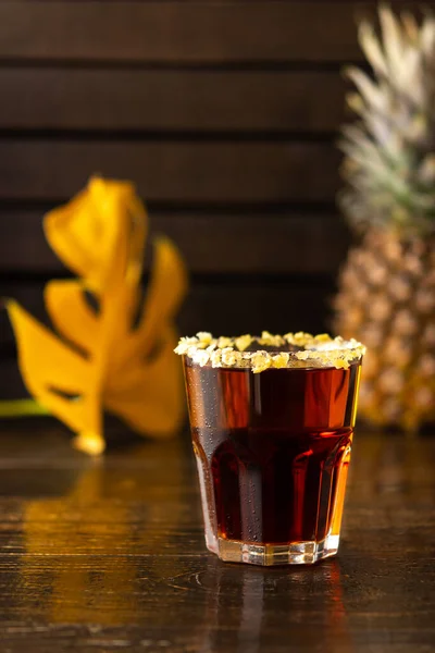 알코올의 배경에 파인애플이 스타라 잎으로 — 스톡 사진