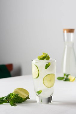 Limonlu ve naneli soğuk bir içecek.