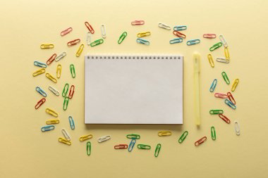 Sarı arkaplanda spiral bir not defteri aç