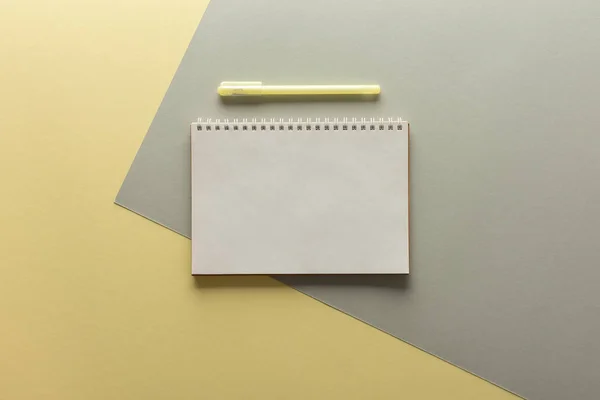 Open Spiral Notepad Gray Yellow Background Notebook Pen Lie Textural — Stock Photo, Image