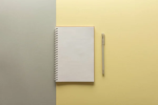 Otwarty Notatnik Spiralny Szarym Żółtym Tle Notatnik Długopis Leżą Papierze — Zdjęcie stockowe