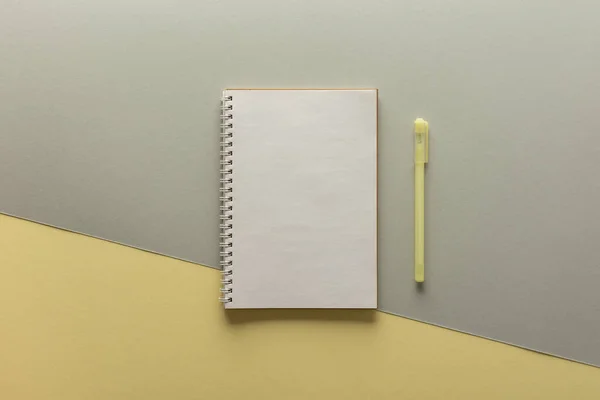 Open Spiral Notepad Gray Yellow Background Notebook Pen Lie Textural — Stock Photo, Image