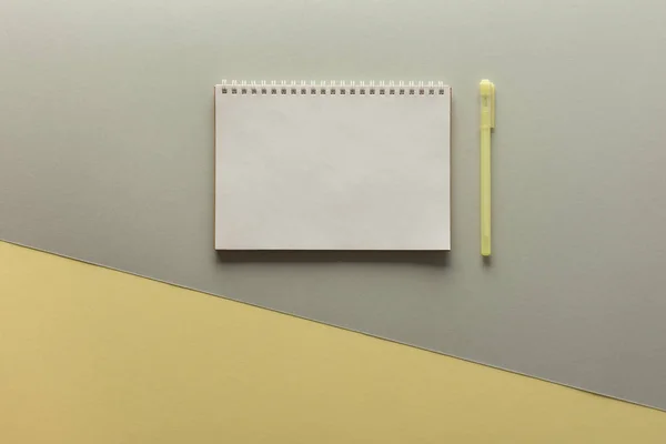 Open Spiral Notepad Gray Yellow Background Notebook Pen Lie Textural — Stock Photo, Image