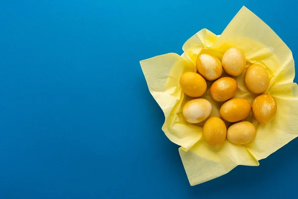 Wielkanoc Żółty Malowane Jaja Talerzu Jasnoniebieskim Tle Wielkanoc Świąteczne Pojęcie — Zdjęcie stockowe