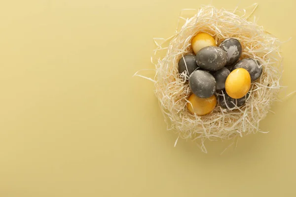 Złote Srebrne Jaja Wielkanocne Słomianym Gnieździe Gniazdo Wielkanocne Izolowane Żółtym — Zdjęcie stockowe