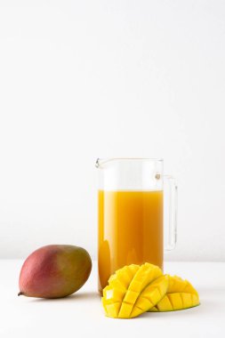 Bardakta mango suyu