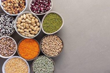 Farklı türde baklagiller, yeşil ve sarı bezelyeler, nohut ve fıstık, renkli fasulye ve mercimek, mung fasulyesi ve fasulyesi, üst görünüm