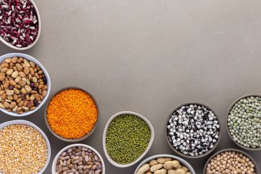 Farklı türde baklagiller, yeşil ve sarı bezelyeler, nohut ve fıstık, renkli fasulye ve mercimek, mung fasulyesi ve fasulyesi, üst görünüm