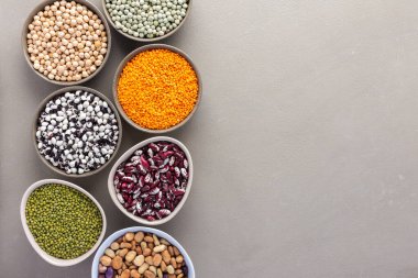 Farklı türde baklagiller, yeşil ve sarı bezelyeler, nohut ve fıstık, renkli fasulye ve mercimek, mung fasulyesi ve fasulyesi, üst görünüm