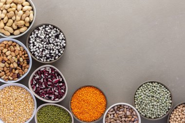 Farklı türde baklagiller, yeşil ve sarı bezelyeler, nohut ve fıstık, renkli fasulye ve mercimek, mung fasulyesi ve fasulyesi, üst görünüm