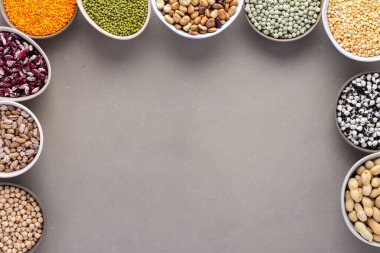 Farklı türde baklagiller, yeşil ve sarı bezelyeler, nohut ve fıstık, renkli fasulye ve mercimek, mung fasulyesi ve fasulyesi, üst görünüm