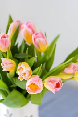 Pembe lalelerden oluşan bahar buketi