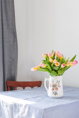 Pembe lalelerden oluşan bahar buketi