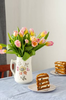 Pembe lalelerden oluşan bahar buketi