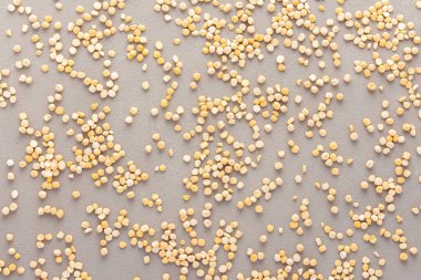 Legumes arka planda dağınık, sarı bezelyelerin doğal arka planı, üst görünüm