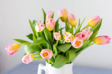 Güzel bir bahar buketi pembe laleler kapanıyor, çiçekler evin içinde.