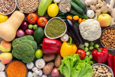 Taze çiftlik organik sebzeleri, sağlıklı gıda konsepti, sebze ve fasulye, süper yiyecek ve yeşil salata, fındık ve tohum, üst görünüm