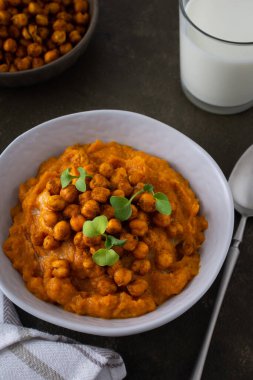 Pişmiş nohutlu kabak çorbası.