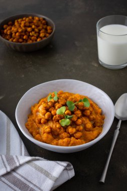 Pişmiş nohutlu kabak çorbası.