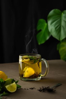 Çay demlenmiş cam bardak.