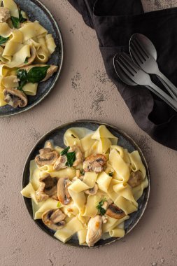 Mantarlı Fettuccini makarna ve kremalı soslu tavuk göğsü ve fesleğen.