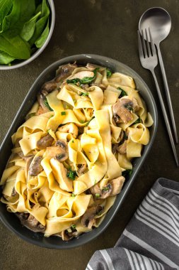 Mantarlı Fettuccini makarna ve kremalı soslu tavuk göğsü ve fesleğen.