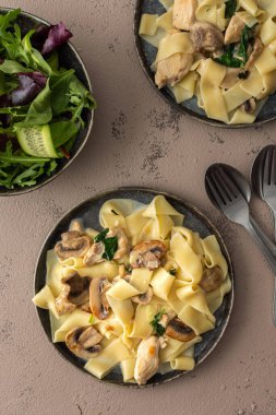Mantarlı Fettuccini makarna ve kremalı soslu tavuk göğsü ve fesleğen, üst manzara, yeşil karışık salata.