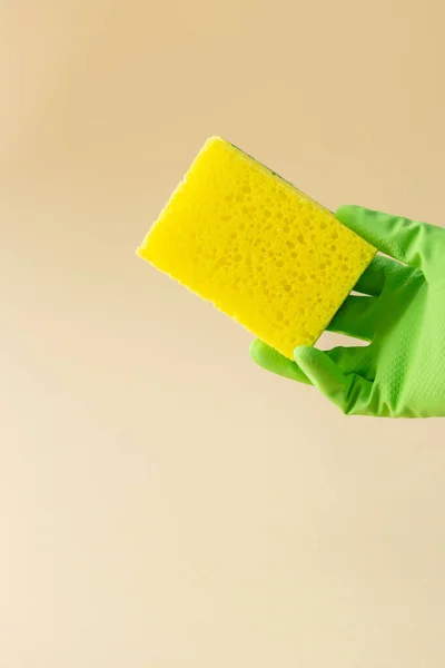上交绿色橡胶手套 装有黄色洗碗海绵 清洗概念 — 图库照片