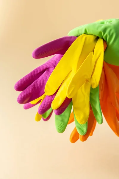 各种颜色的工作用橡胶手套 在洗手时保护双手 清洗概念 — 图库照片