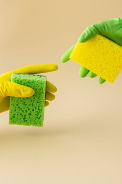 Çok renkli lastik eldivenler, bulaşık süngeri, temizlik konsepti.