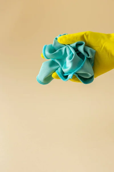 手拿着黄色橡胶手套 装有绿色微纤维布 用于洗碗 清洗概念 — 图库照片