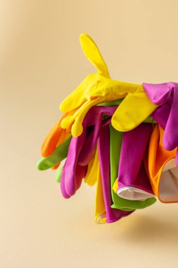 Ellerini korumak için çok renkli lastik eldivenler, yakın yıkama, temizlik konsepti.