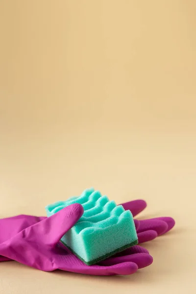 中性米色背景的绿色洗碗海绵和粉色橡胶手套 清洗概念 — 图库照片