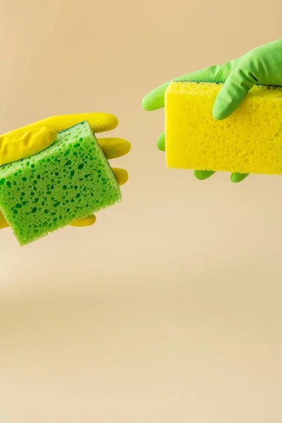 多色橡胶手套手握洗碗海绵 清洗概念 — 图库照片