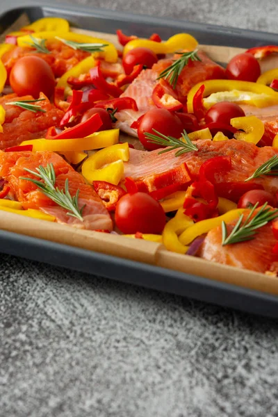 Hoja para hornear con carbón ártico y verduras — Foto de Stock