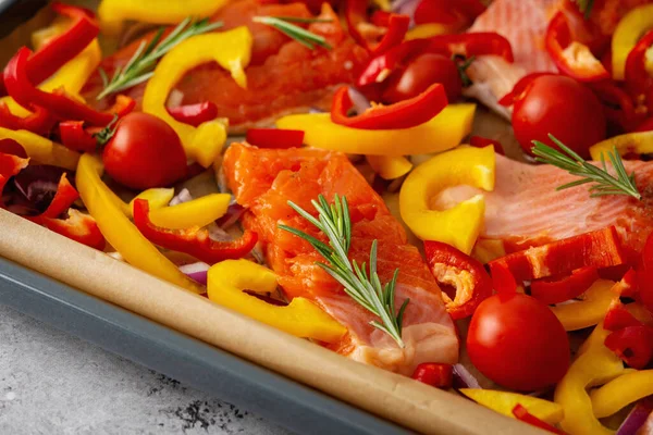 Hoja para hornear con carbón ártico y verduras — Foto de Stock