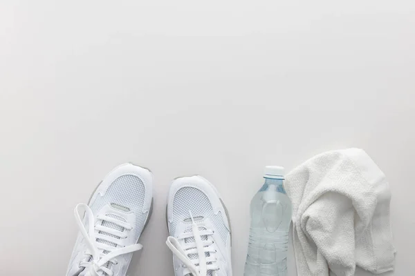 Weiße Turnschuhe Mit Wasserflasche Und Handtuch Auf Weißem Hintergrund Sport — Stockfoto