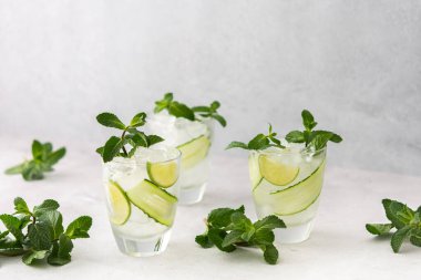 Limonlu ve salatalıklı soğuk, ferahlatıcı içecekler, yaz buzlu içecekler ve taze yeşil nane, limonlu bardaklar.