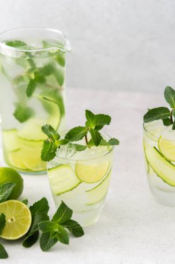 Limonlu ve salatalıklı soğuk içecek, yaz buzlu içecek ve taze yeşil nane, limonlu sürahi.