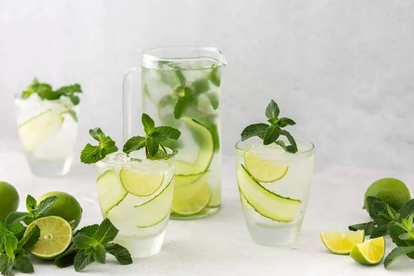 Kalte Erfrischungsgetränke Mit Limette Und Gurke Sommerliches Eisgetränk Und Frische — Stockfoto