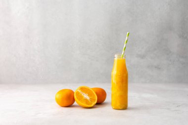 Portakallı mandalina ve meyve püresi pipetli bir kavanozda, kopyalama alanı